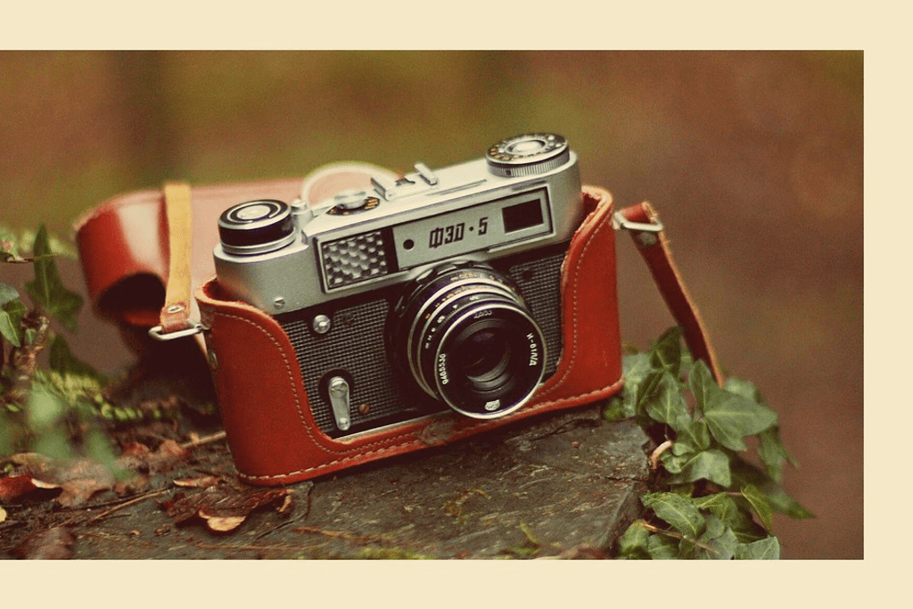 Deri kılıflı klasik fotoğraf makinesi