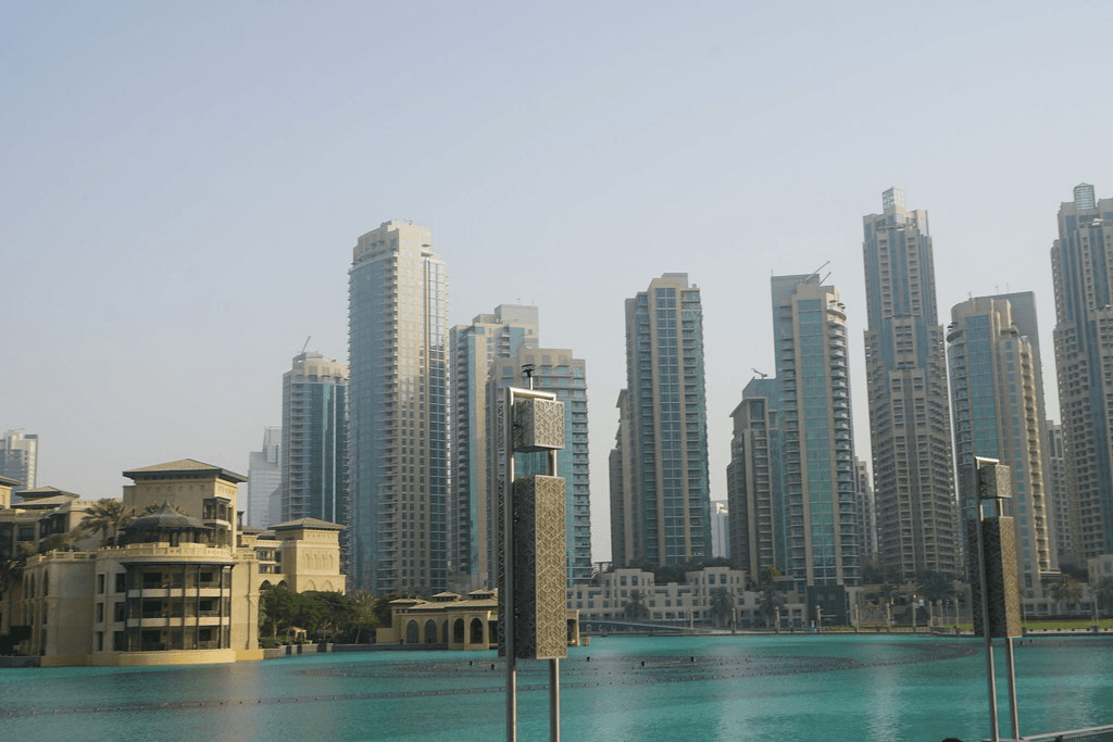 Dubai silüeti ve gökdelenler