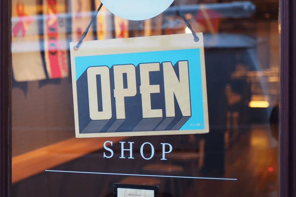 Cam kapıda asılı OPEN tabelası