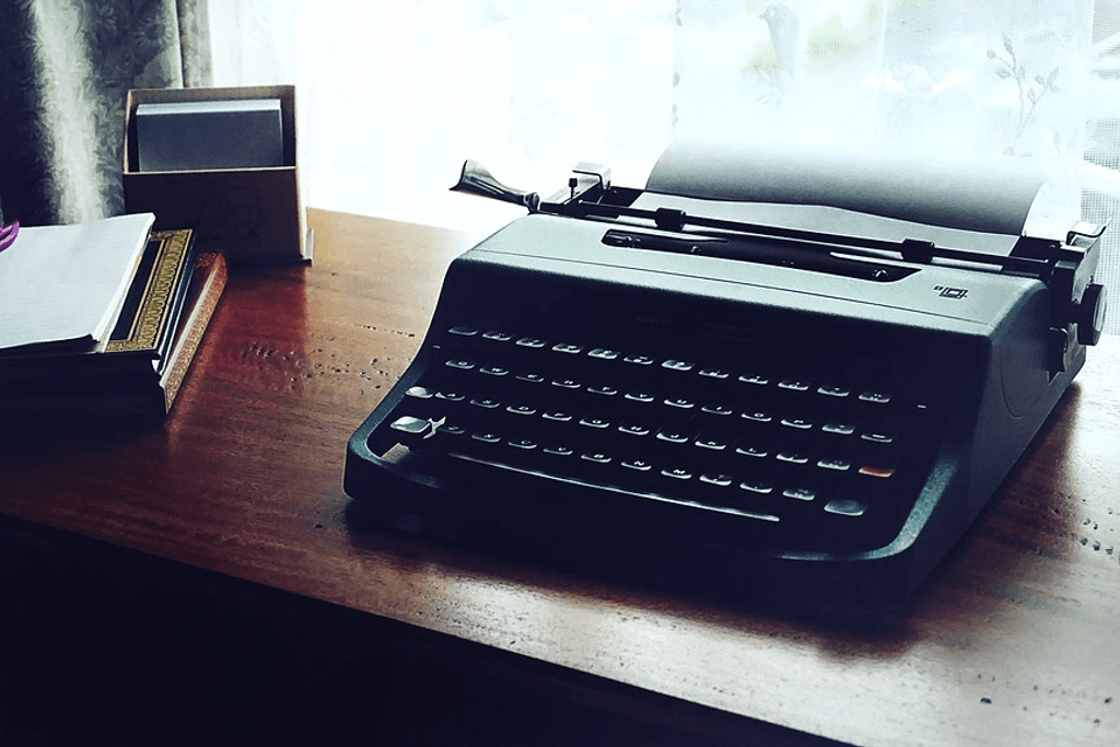 Ahşap masada klasik daktilo
