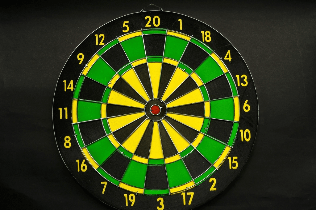 Siyah zeminde dart tahtası