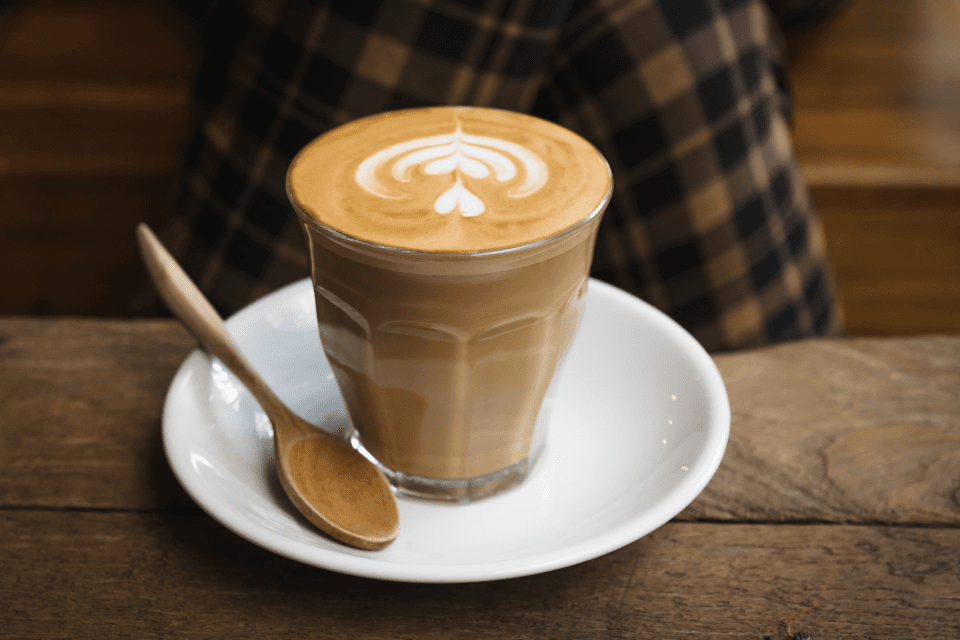 Ahşap masada kalp desenli latte