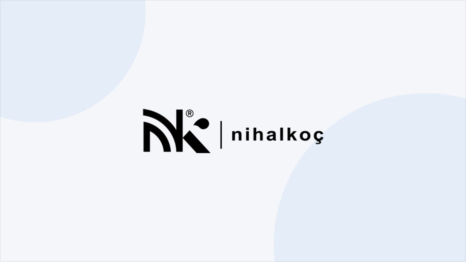 Açık zemin üzerinde NK Nihal Koç logosu